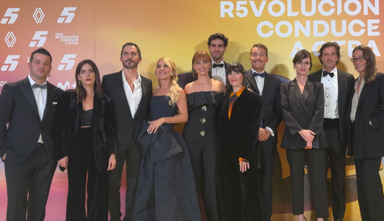 Presentación de la serie “UNA R5VOLUCIÓN CONDUCE A OTRA” de Renault